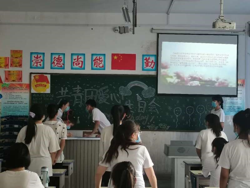 【分院动态】分校区团总支开展《共青团爱心生日会》主题宣传教育实践课