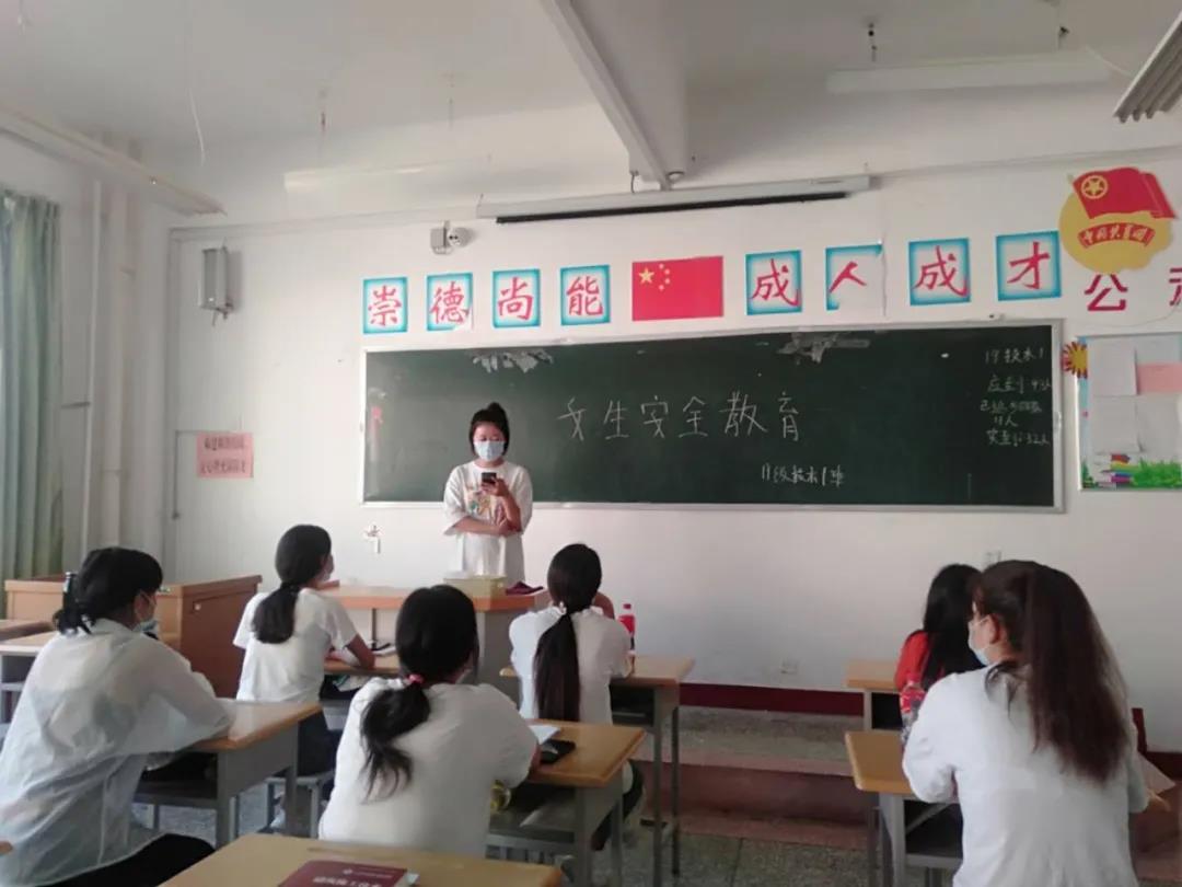 【分院动态】建筑工程分院开展“自尊、自爱、自信——关注女生 安全教育”主题班会