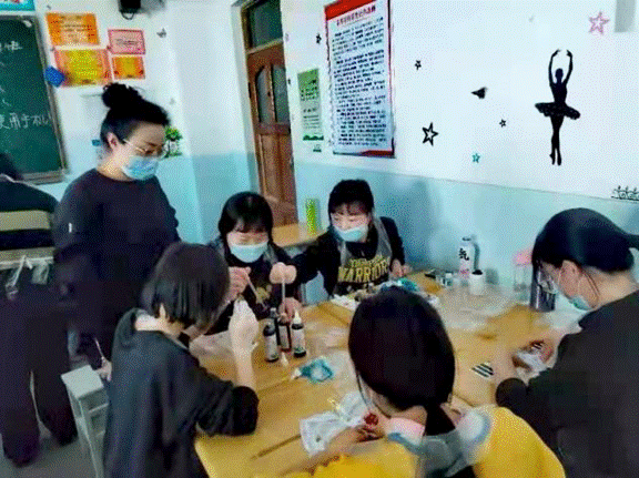 【校园文化】弘扬传统文化，装点绚丽校园——学前教育分院开展手工扎染特色展示活动