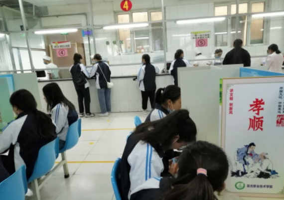【学生作品选登】 有序就餐，从我做起
