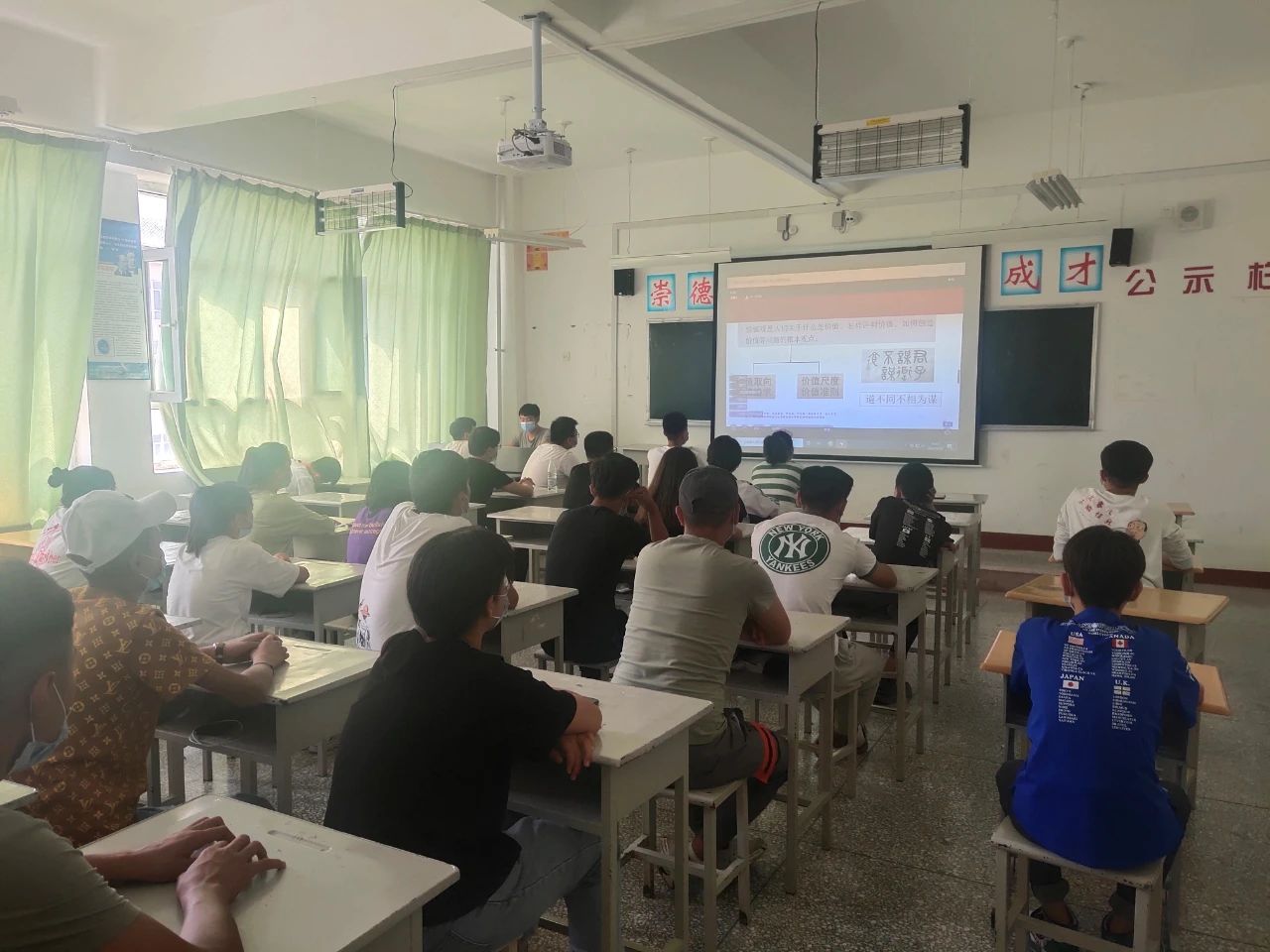 【学院新闻】建筑工程分院联合学院思政部开展线上形势与政策主题讲座
