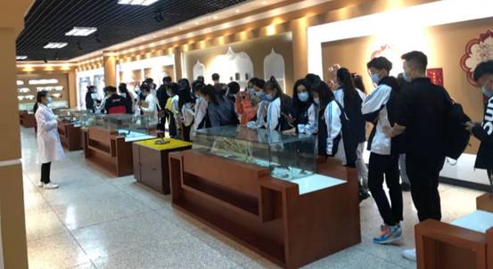 【新生入学教育】建筑工程分院新生们开展“知校爱校”入学教育 ——参观学院中药馆、大学生创业基地、国家产业实训中心