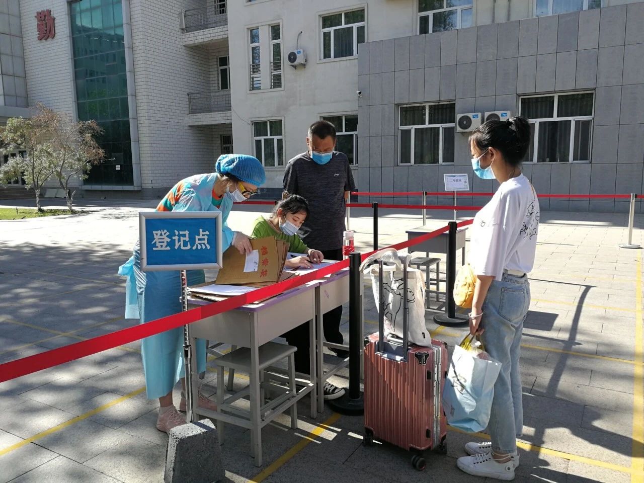 【学院新闻】守约接站，活动育人 一一分校区积极做好学生服务教育工作