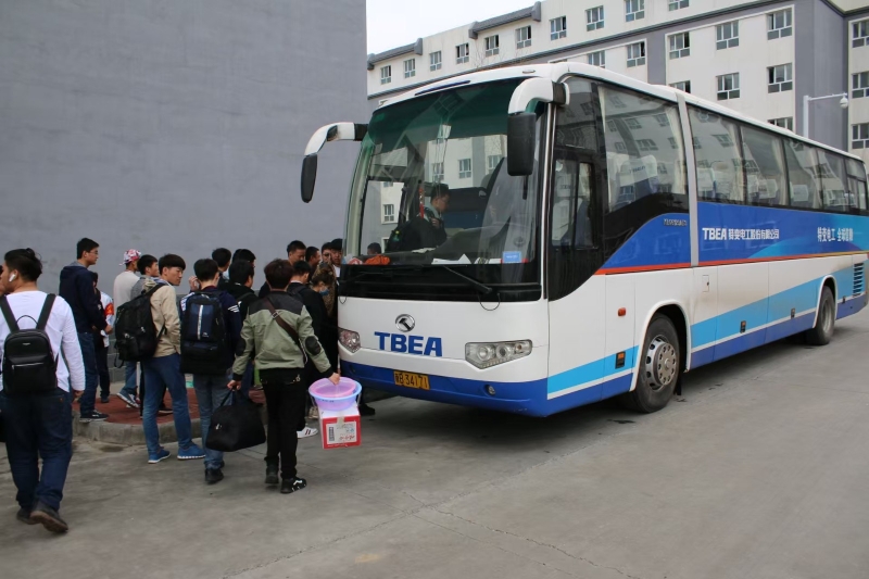 特变订单班学生赴特变就业 2.jpg