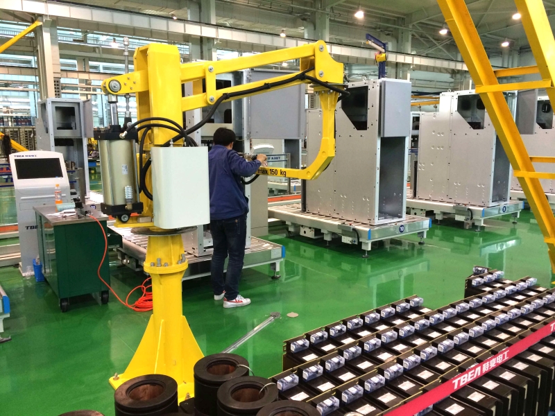 特变电工就业学生操作机械手