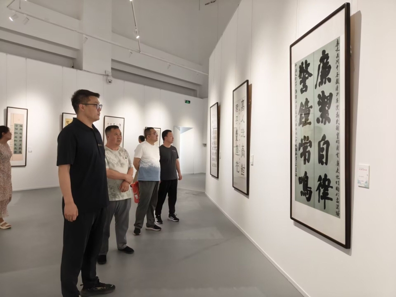 参观昌吉州廉政书法绘画.jpeg